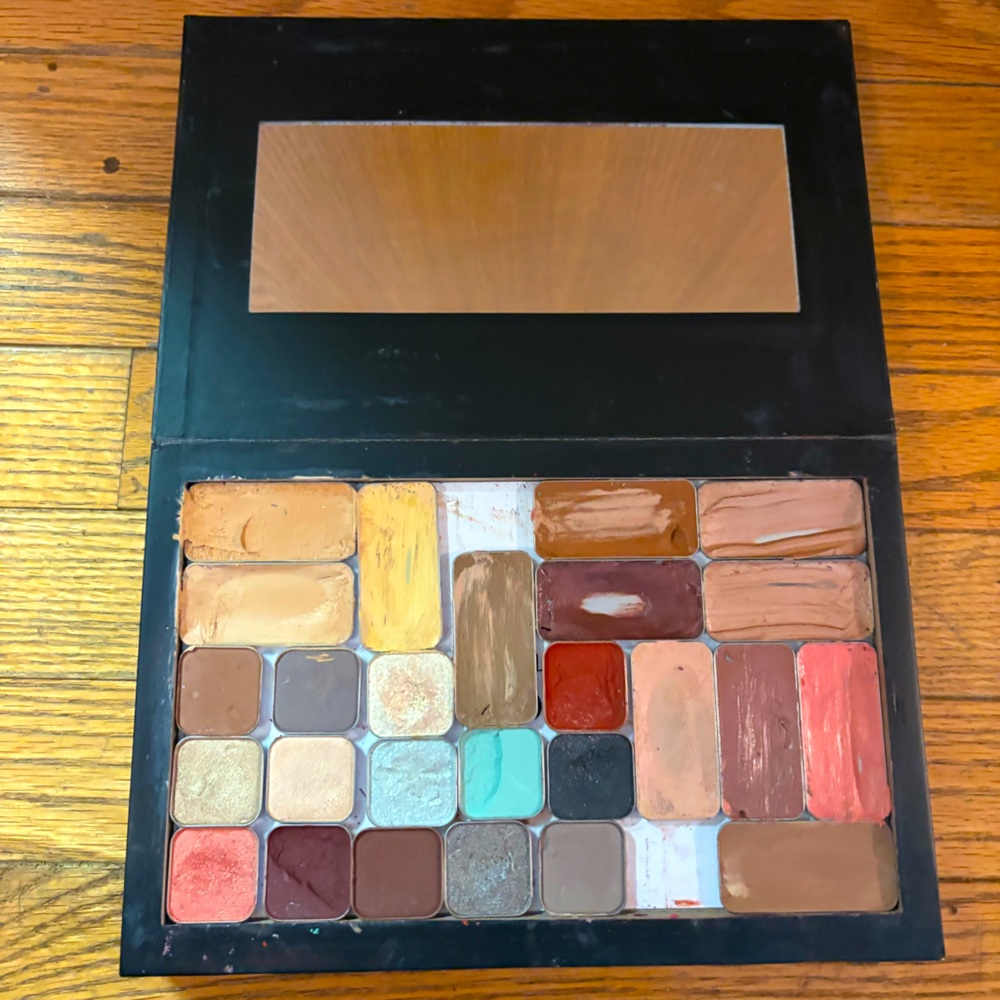 Variety of Seint Palette included